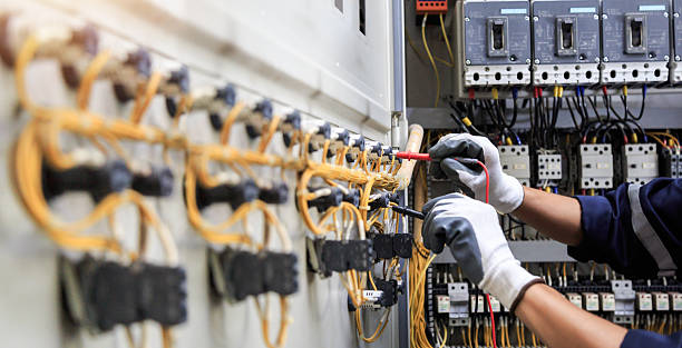 Professional Electrician technician working in Brownlee Park, MI